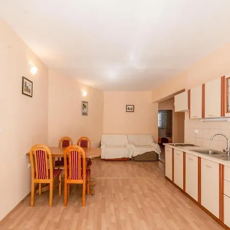 Apt Della With Pool, 50m From Beach