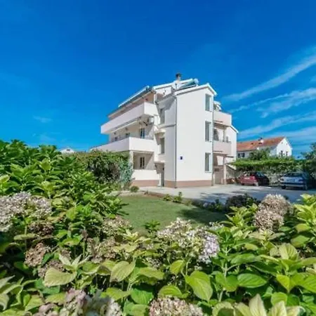 Apt Della With Pool, 50m From Beach *