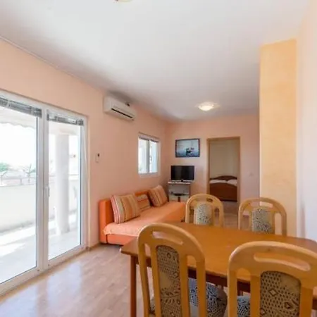 Apt Della With Pool, 50m From Beach