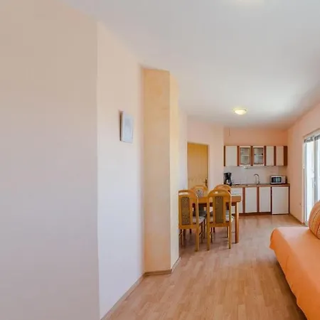 Apt Della With Pool, 50m From Beach Apartment